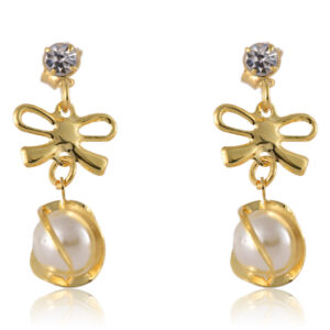 Brinco de Pérola Trabalhada com Zircônia e Laço Folheado